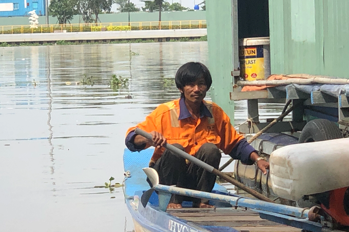 Ông lão bệnh tim hơn 30 năm chèo xuồng vớt xác ở TPHCM
